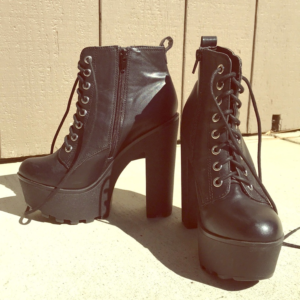 BLACK LACE UP PLATFORM BOOTIES